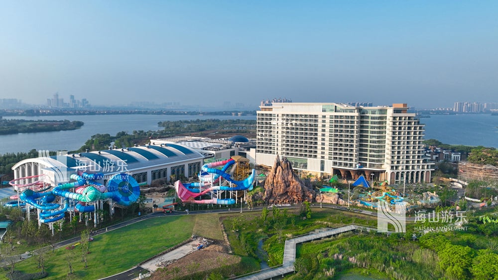 科技铸就非凡体验，专业成就行业标杆——jinnianhui今年会游乐荣膺2025金冠奖“杰出水滑道设备奖”